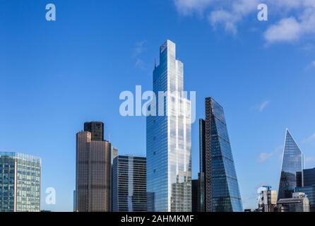Blick auf die berühmten Wolkenkratzer mit 100 Bishopsgate, ein neues, modernes Bürogebäude im Finanzdistrikt höher als die Cheesegrater von London Stockfoto