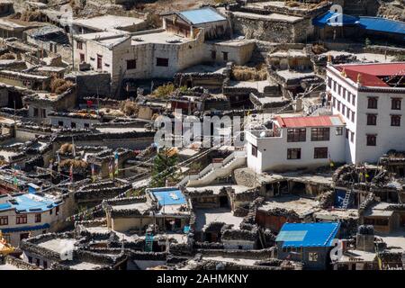 Das kleine Dorf von Marpha, Nepal, eingebettet in einem Tal im Himalaya in Nepal. Stockfoto