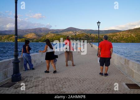 De Bosset Brücke (ehemals Drapano Brücke) ist eine Brücke aus Stein im Jahre 1813 über die Bucht von Argostoli erbaut in Kefalonia. Bei 689.9 Meter, es ist der längste Stockfoto