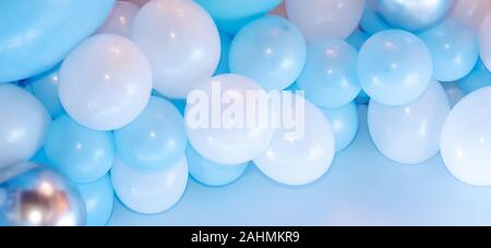 Bunte Luftballons Hintergrund, druckvolle Pastellfarbenen und Soft Focus. Blau, Weiß und Silber ballons Foto wand Geburtstag Dekoration Stockfoto