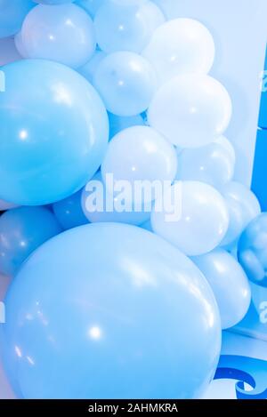 Bunte Luftballons Hintergrund, druckvolle Pastellfarbenen und Soft Focus. Luftballons blau und weiß Foto wand Geburtstag Dekoration Stockfoto