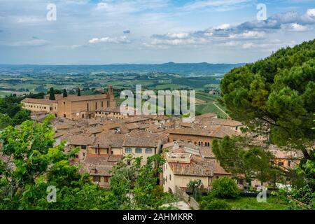 San Gimignano ist einen kleinen ummauerten mittelalterlichen Stadt. Es ist berühmt für seine mittelalterliche Architektur, einzigartig in der Erhaltung von über einem Dutzend seiner Abschleppen Stockfoto