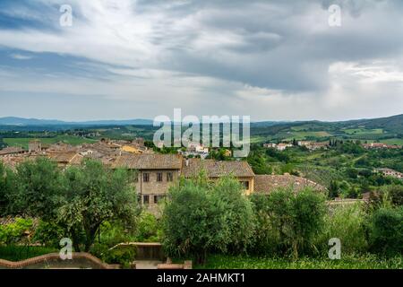 San Gimignano ist einen kleinen ummauerten mittelalterlichen Stadt. Es ist berühmt für seine mittelalterliche Architektur, einzigartig in der Erhaltung von über einem Dutzend seiner Abschleppen Stockfoto