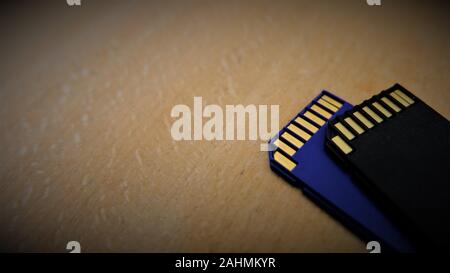 SD-Karte im Makro Nahaufnahme. Gerät für die Lagerung in Kameras und kleine Geräte für die Erweiterung der Speicherkapazität verwendet. Stockfoto