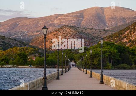 De Bosset Brücke (ehemals Drapano Brücke) ist eine Brücke aus Stein im Jahre 1813 über die Bucht von Argostoli erbaut in Kefalonia. Bei 689.9 Meter, es ist der längste Stockfoto