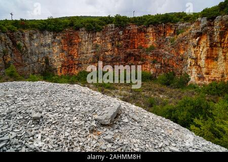 Einen verlassenen Steinbruch auf der griechischen Insel Kefalonia, Ionische Meer, Griechenland Stockfoto