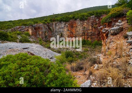 Einen verlassenen Steinbruch auf der griechischen Insel Kefalonia, Ionische Meer, Griechenland Stockfoto