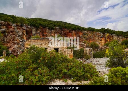 Einen verlassenen Steinbruch auf der griechischen Insel Kefalonia, Ionische Meer, Griechenland Stockfoto