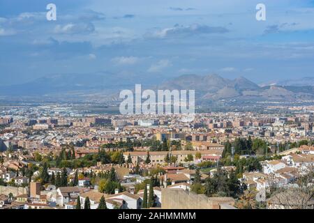 Die Dächer von Granada. Die Aussicht vom Hügel der Stadt im spanischen Andalusien. Stockfoto