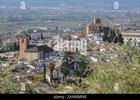 Die Dächer von Granada. Die Aussicht vom Hügel der Stadt im spanischen Andalusien. Stockfoto