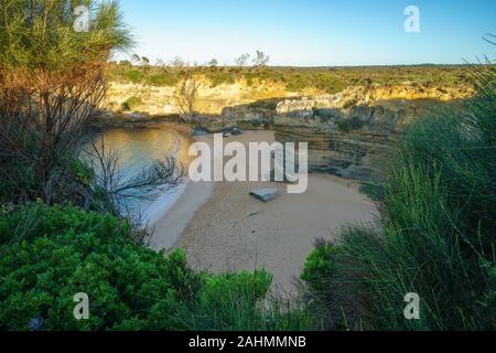 Berühmte Loch Ard Gorge bei Sonnenaufgang, Great Ocean Road in Victoria, Australien Stockfoto