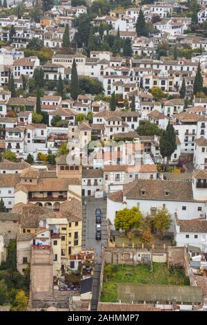 Die Dächer von Granada. Die Aussicht vom Hügel der Stadt im spanischen Andalusien. Stockfoto