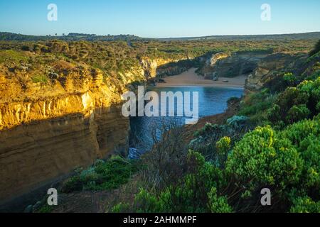 Berühmte Loch Ard Gorge bei Sonnenaufgang, Great Ocean Road in Victoria, Australien Stockfoto