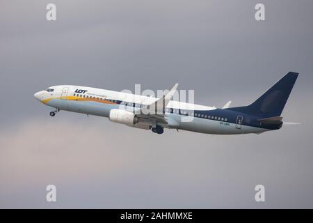 Barcelona, Spanien - 29. Dezember 2019: LOT Polish Airlines Boeing 737-800 vom Flughafen El Prat in Barcelona, Spanien. Stockfoto