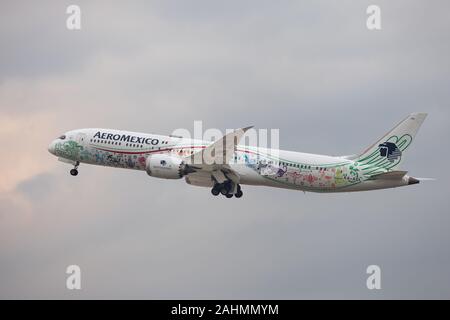 Barcelona, Spanien - 29. Dezember 2019: Aeromexico Boeing 787-9 Dreamliner mit Quetzalcoatl Sonderlackierung weg vom Flughafen El Prat in Barcelona Stockfoto