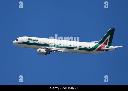 Barcelona, Spanien - Juni 02, 2019: Alitalia Airbus A321 Bankgeschäft nach Weg vom Flughafen El Prat in Barcelona, Spanien. Stockfoto