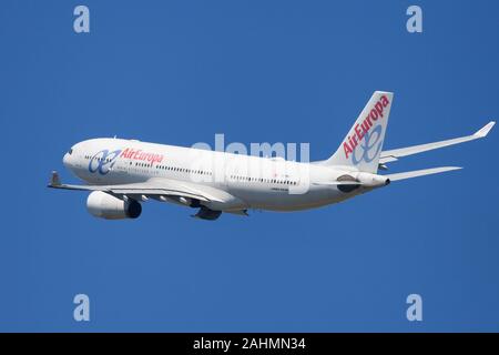 Barcelona, Spanien - Juni 02, 2019: Air Europa Airbus A330-200 Bankgeschäft nach Weg vom Flughafen El Prat in Barcelona, Spanien. Stockfoto