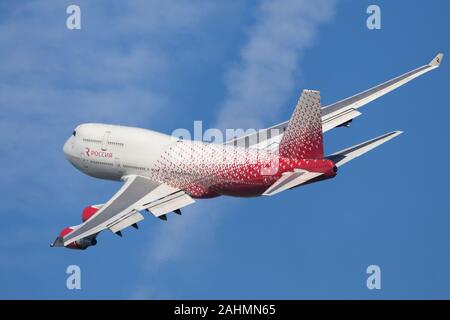 Barcelona, Spanien - 21. August 2019: Rossiya Boeing 747-400 Bankgeschäft nach Weg vom Flughafen El Prat in Barcelona, Spanien. Stockfoto