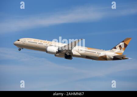 Barcelona, Spanien - 21. August 2019: Etihad Airways Boeing 787-9 Dreamliner vom Flughafen El Prat in Barcelona, Spanien. Stockfoto