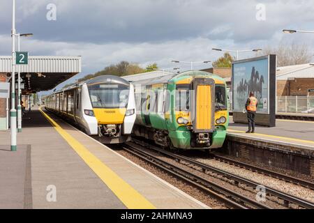 Drei Brücken, Sussex, UK, 26. April 2018; Züge von Thameslink und Südlichen Betrieben stehen Nebeneinander auf drei Brücken Station Stockfoto