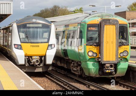 Drei Brücken, Sussex, UK, 26. April 2018; Züge von Thameslink und Südlichen Betrieben stehen Nebeneinander auf drei Brücken Station Stockfoto