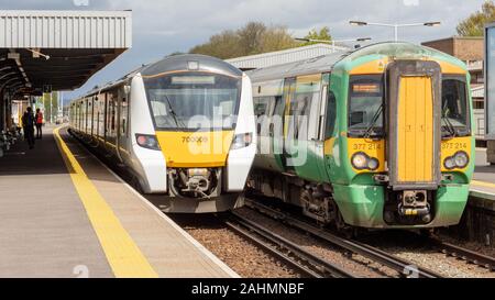 Drei Brücken, Sussex, UK, 26. April 2018; Züge von Thameslink und Südlichen Betrieben stehen Nebeneinander auf drei Brücken Station Stockfoto