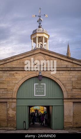 Eingang zum Piece Hall, Halifax, Großbritannien. Stockfoto