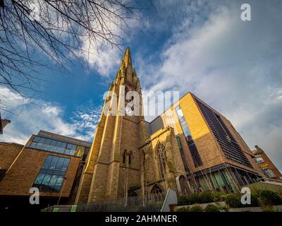 Auf dem Platz neben der Kirche Website Piece Hall, die Halifax zentrale Bibliothek & Archiv Mischungen mit dem Reste der Kirche in einem Ikonischen e Stockfoto
