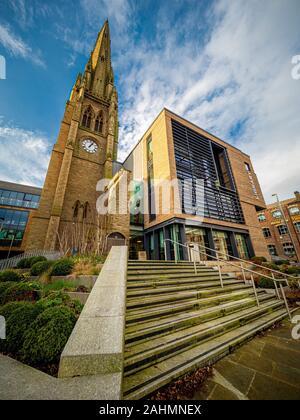 Auf dem Platz neben der Kirche Website Piece Hall, die Halifax zentrale Bibliothek & Archiv Mischungen mit dem Reste der Kirche in einem Ikonischen e Stockfoto