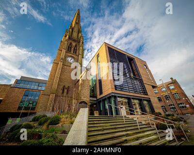 Auf dem Platz neben der Kirche Website Piece Hall, die Halifax zentrale Bibliothek & Archiv Mischungen mit dem Reste der Kirche in einem Ikonischen e Stockfoto