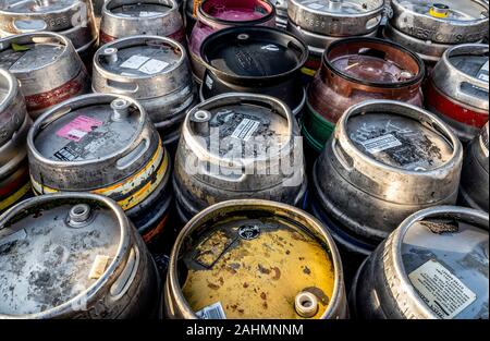 Aluminium Fässer Bier Stockfoto