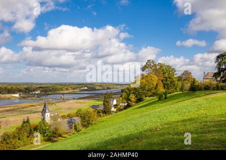 Einen herrlichen Blick auf die Loire Tal und den Fluss im Herbst Farben aus der schönen Parks Chaumont-sur-Loire Schloss Frankreich Stockfoto