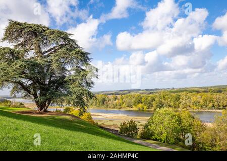 Einen herrlichen Blick auf die Loire Tal und den Fluss im Herbst Farben aus der schönen Parks Chaumont-sur-Loire Schloss Frankreich Stockfoto