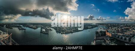 Panoramablick auf die Antenne drone Blick auf Hafen von Hamburg Hafencity vor Sonnenuntergang mit dramatischen stürmischen Wolken Stockfoto