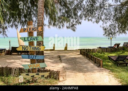 Lustig Schild am Strand von BlueBay Beach Resort & Spa, Sansibar, Tansania, Ostafrika Stockfoto