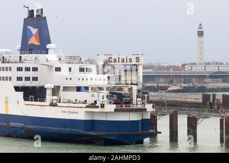 Calais, Frankreich; November 2018 20; Lkw an Bord der P&O Fähre, Stolz von Burgund Warten zu reisen, um den Hafen von Dover I Stockfoto
