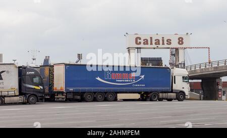 Hafen von Calais, Frankreich; 20. November 2018; Lastkraftwagen in den Hafen von Calais für eine Fähre warten zu transportieren, um Sie zu Dover Stockfoto