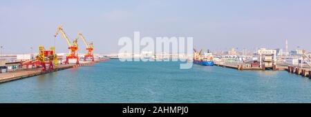 Calais, Frankreich; 20. Mai 2018; Panoramablick auf den Hafen Stockfoto