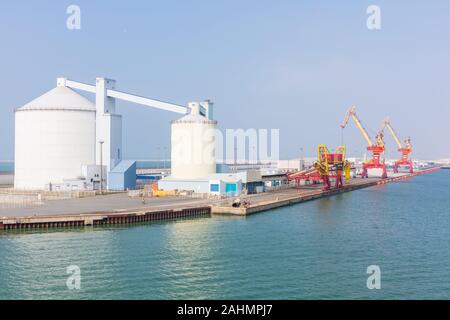 Calais, Frankreich; Mai 2018 20; Lagertanks und Bunten Kräne im Hafen Stockfoto