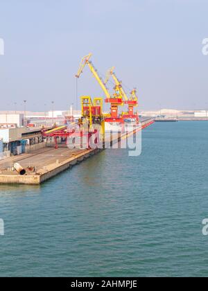 Calais, Frankreich; 20. Mai 2018; Bunte Kräne im Hafen Stockfoto