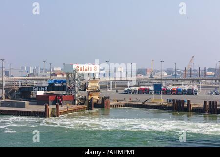 Calais, Frankreich; Mai 2018 20; leere Fähre Liegeplatz im Hafen. Der LKW aufgereiht hinter Stockfoto