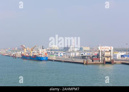 Calais, Frankreich; 20. Mai 2018; Fähre Anlegeplatz im Hafen mit kommerziellen Schiff Gefesselt neben einem Wharf hinter Stockfoto