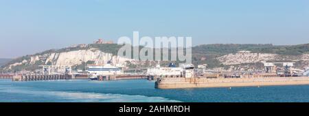 Dover, England; 5. Mai 2018; Panorama Hafen mit zwei Fähren angedockt. Weißen Felsen von Dover und Dover Castle im Hintergrund. Hell strahlend blauer Himmel Stockfoto