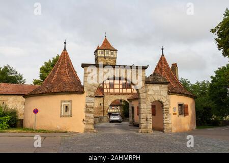 Rödertor Anlage, einer der Tore in die historische Stadt Rothenburg ob der Tauber, Bayern, Deutschland. Stockfoto