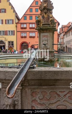 Georgsbrunnen (St Georges Brunnen) auf dem Marktplatz in Rothenburg ob der Tauber, Bayern, Deutschland. Stockfoto
