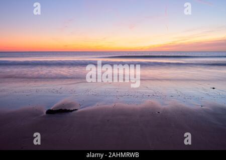 Lange Belichtung Landschaft Bild von Seaburn Beach in der Nähe von Sunderland in Tyne und Wear, Großbritannien, bei Sonnenaufgang im späten Dezember getroffen. Lebendige Farben Stockfoto