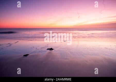 Lange Belichtung Landschaft Bild von Seaburn Beach in der Nähe von Sunderland in Tyne und Wear, Großbritannien, bei Sonnenaufgang im späten Dezember getroffen. Lebendige Farben Stockfoto