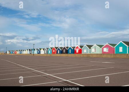 Strandhütten, Southwold, Suffolk, England, gesehen vom Parkplatz. Stockfoto