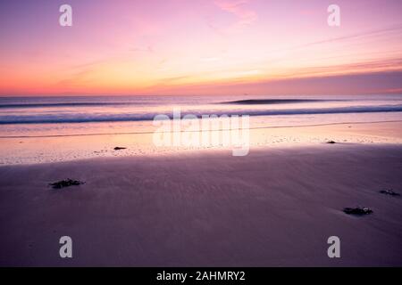 Lange Belichtung Landschaft Bild von Seaburn Beach in der Nähe von Sunderland in Tyne und Wear, Großbritannien, bei Sonnenaufgang im späten Dezember getroffen. Lebendige Farben Stockfoto