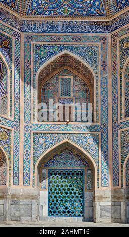 Tilya-Kori-Medrese oder Tilla Kari Madrasah in berühmten Registan von Samarkand, Usbekistan, in Zentralasien Stockfoto